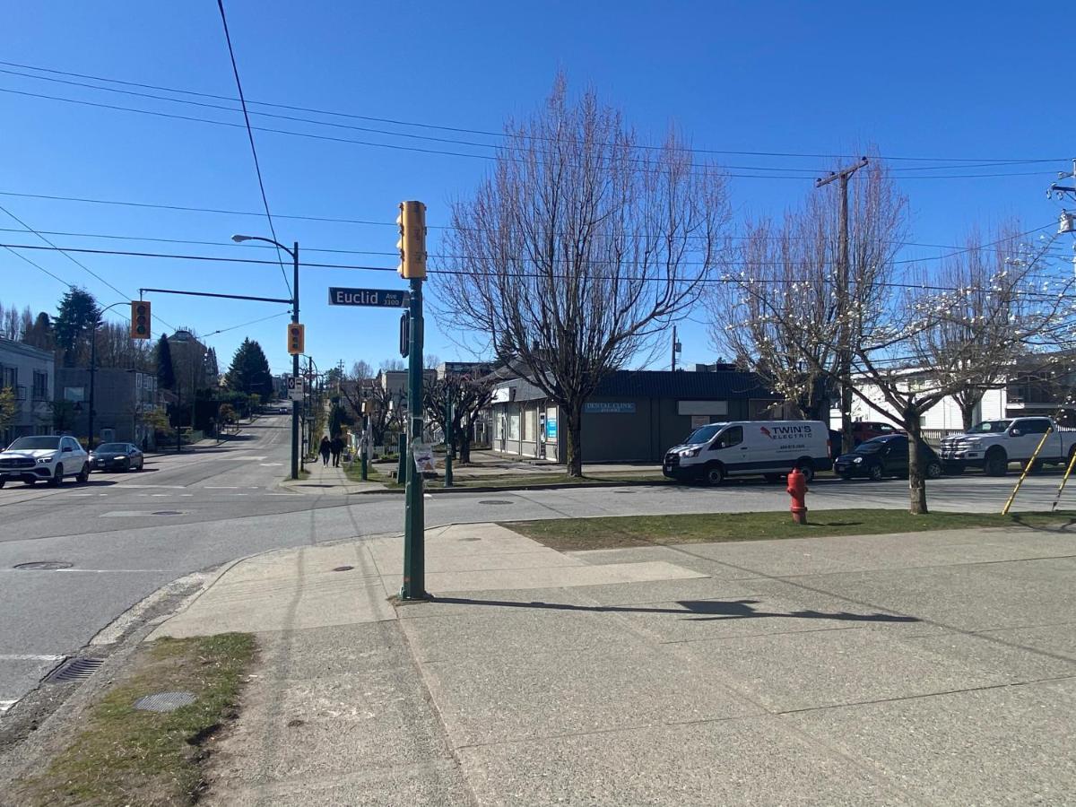 Cozy 2 Beds Spacious Rooms,Close To Transit Vancouver Exterior photo